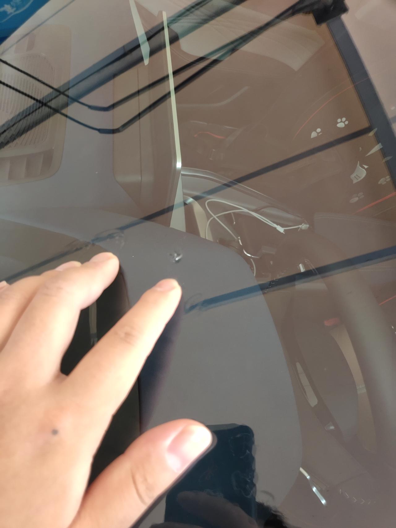 吉利星瑞 顶配这个挡风玻璃，停在小区不知道被什么砸了，做玻璃修复靠谱吗？