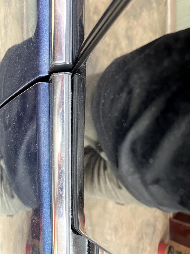 马自达CX 4 新车车门饰条已经开了这么大条缝 中柱饰条也都开缝 这样子正常的吗