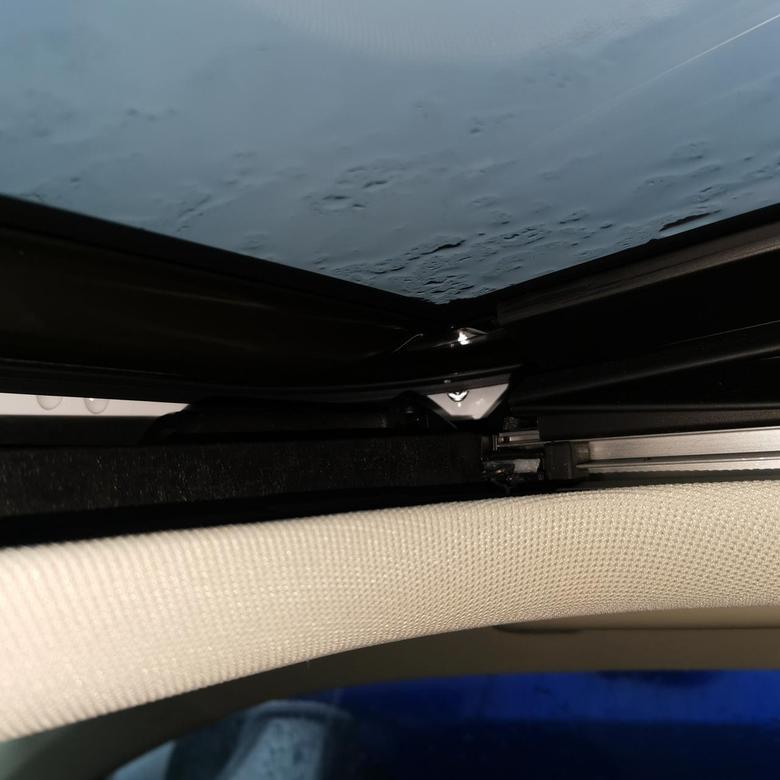 帝豪gl下雨天，天窗密封条的边缘有水珠滴下来，不知道各位注意了没有，听说这个属于正常的现象，只要水能排除车外就可以了。当然，水滴到车里面就成了天窗漏水