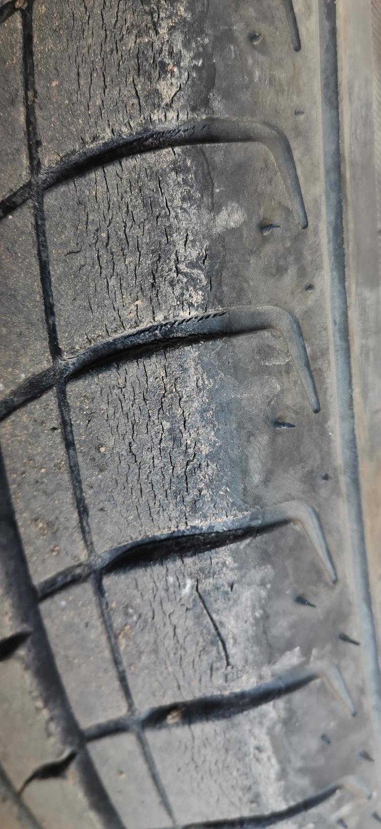 远景轮胎这种裂纹有影响吗？需要更换轮胎吗？