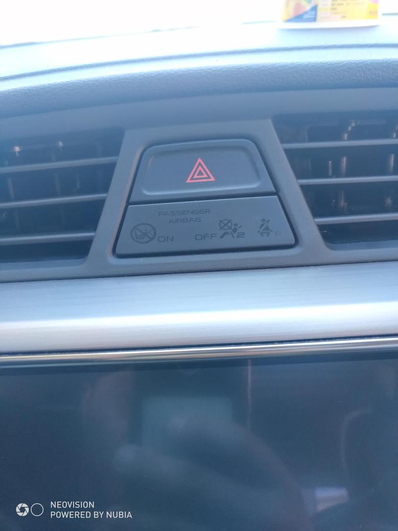 帝豪gl请问这三个指示灯分别是什么意思？我只知道最右边的是副驾驶安全带提示，另外两个是指什么呢？