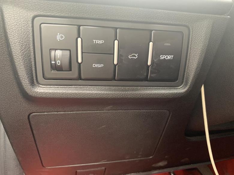 远景功能按键设置位置不合理，膝盖碰到容易误触碰打开后备箱按钮，有时候等红绿灯后备箱开了，太尴尬?。如果锁车状态后备箱不被打开多好