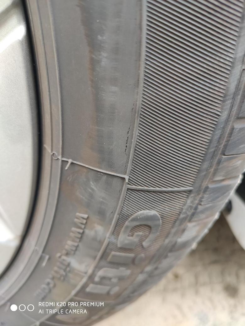 帝豪gl新车还3个月就生锈了？轮胎不小心压到路牙一次轮胎就有裂痕了，轮胎是豆腐做的吗？？