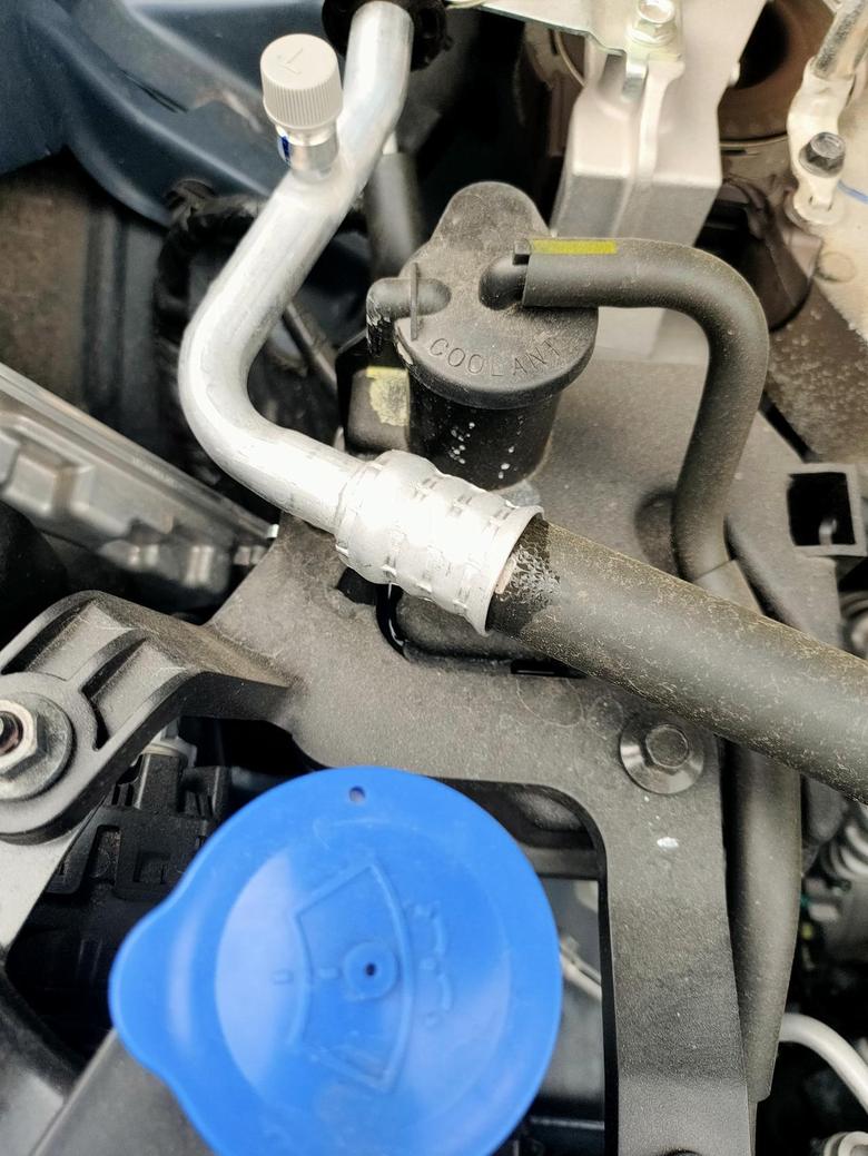 马自达cx30 停车后发现发动机舱自己有水，是正常情况吗？