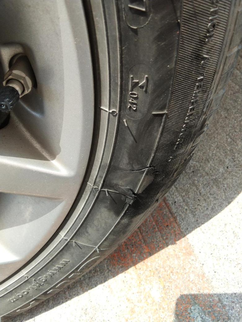 帝豪gl我的车是GL2017款的自动精英版，今天才发现左后轮胎刮破了，我想问一下各位大神，这种情况可以修补吗？或者换一个新轮胎大概要多少钱？