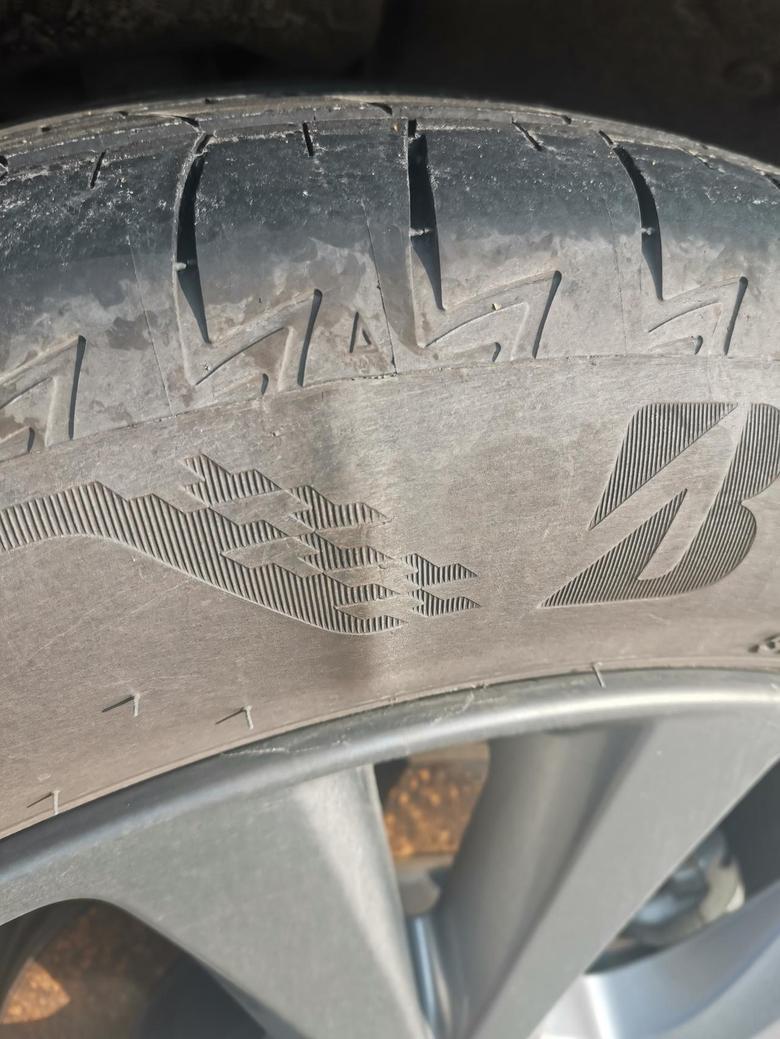 马自达cx30 突然发现轮胎起鼓了，11000公里，需不需要更换轮胎呢？