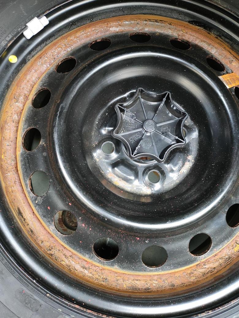 远景16款的备胎轮毂生锈，备胎池也受影响