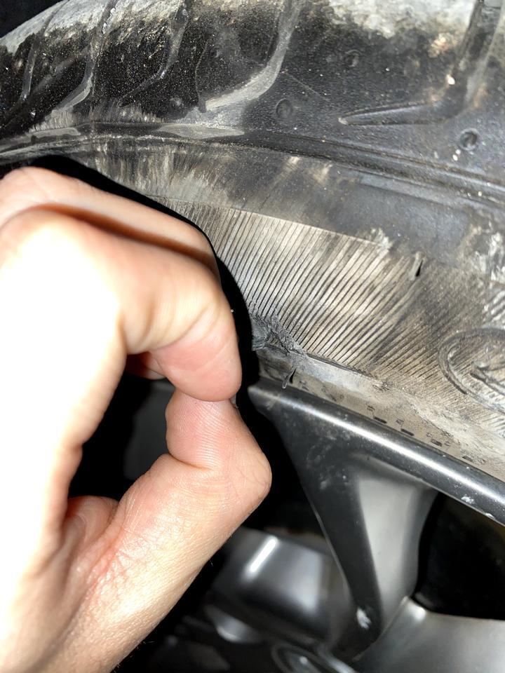 远景后车胎卡马路牙子上了轮胎侧壁感觉卡的挺严重用换轮胎吗？