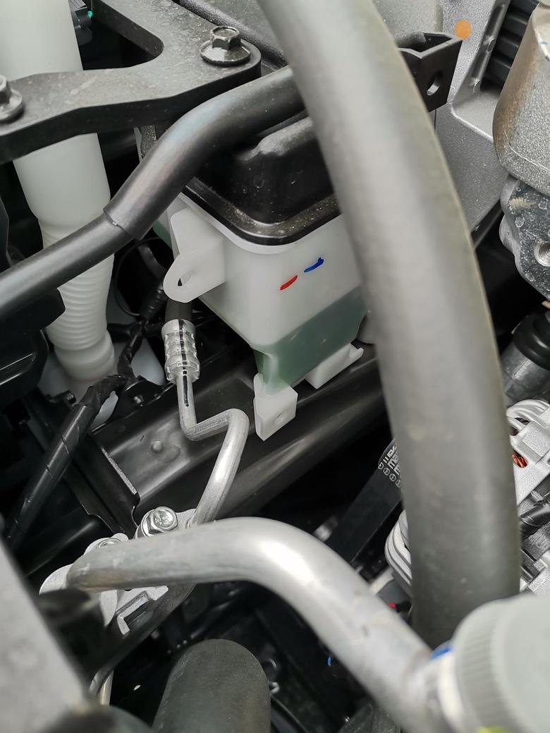 马自达cx30 车友们请问一下新车防冻液就这么点正常吗？