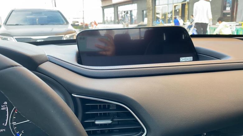 马自达cx30 显示屏黑屏是怎么回事？各位车友遇到过吗？怎么处理的？之前一直好着呢，首保结束4S店员工说更新系统，回来没开两天就黑屏了。与更新有关系吗？