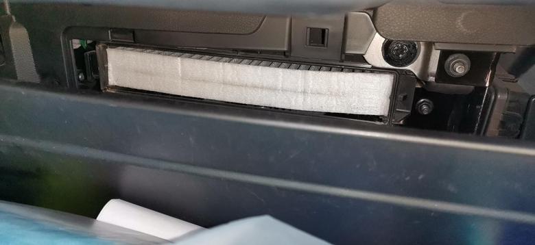 20款帝豪GL，你们都副驾工具箱后面的空调滤芯也是没有盖板的吗？