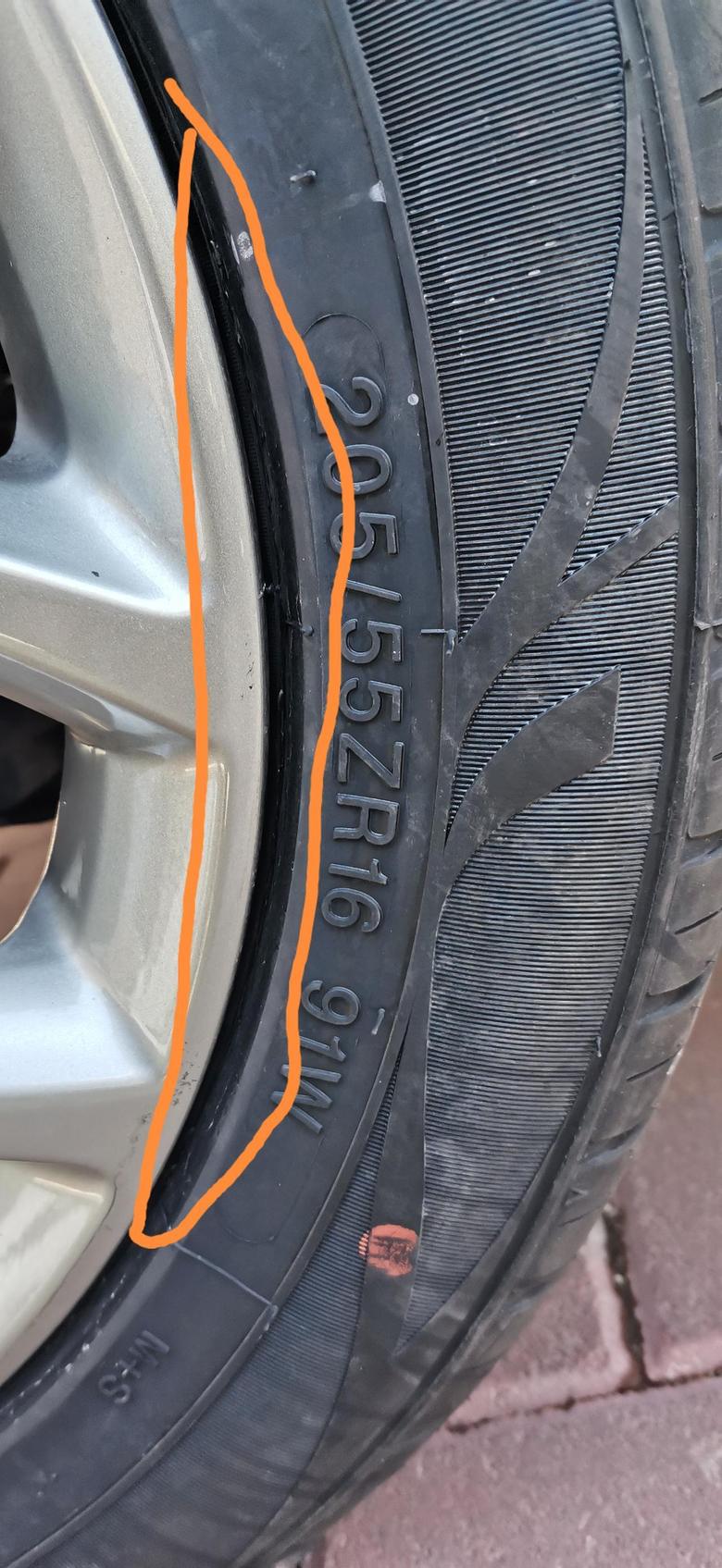 18远景新换的轮胎回来发现轮毂跟轮胎之间缝隙比之前大问下这个有影响吗？