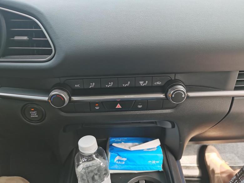 马自达cx30 问一下各位车位，cx30低配的空调怎么关，每次一启动车前风挡按钮和两侧的旋钮就都亮了，这得怎么关啊