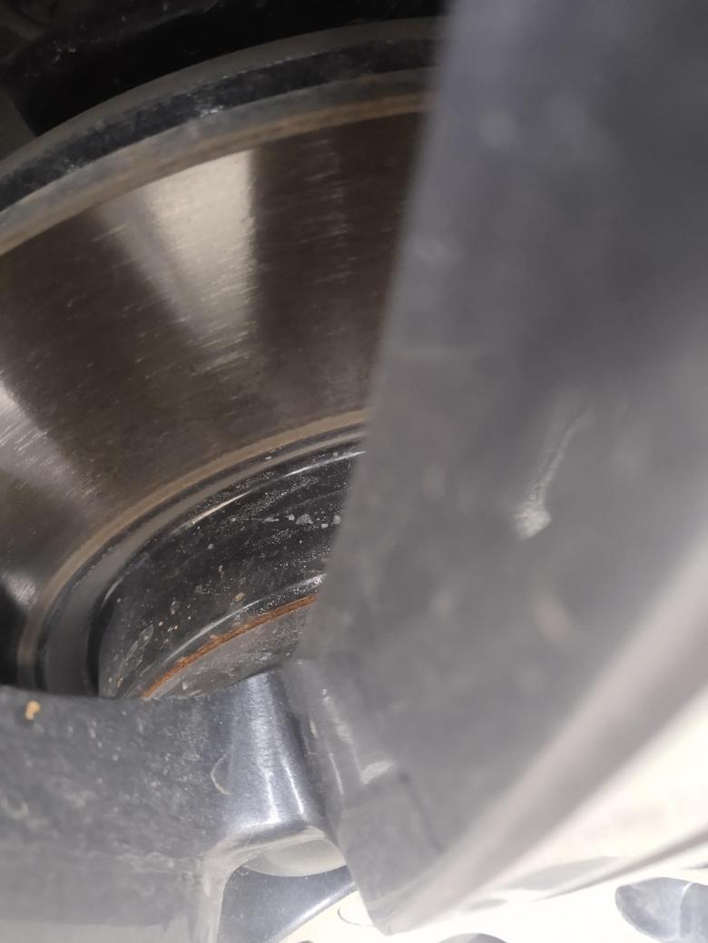 帝豪gl轮毂和刹车盘这个位置生锈，大家有这种情况吗？