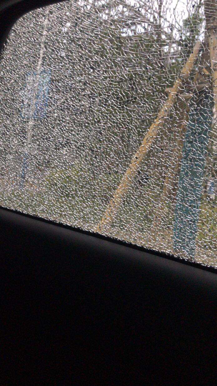 马自达cx30 才7个月车窗被石之嘣了。感觉福耀玻璃还是脆啊。车膜还要自己掏钱贴