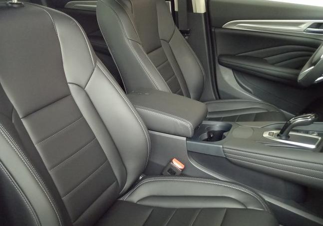 哈弗F7的舒适性还是很不错的，给我印象最深的既不是悬架，也不是他的座椅，而是进入驾驶室内迎面而来的阵阵清香，这款车没有新车那些刺鼻的味道，在用料上绝对是上等的材质才会有这种怡人的清香，在座椅舒适度上，是可以完全与豪华SUV相比较的。