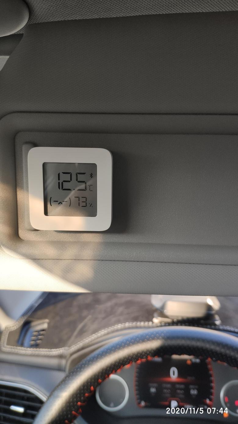 之前有瑞虎5X想改显示车内温度湿度的，前两天在车内放了个蓝牙温湿计，简单明了！无损改装，成本低