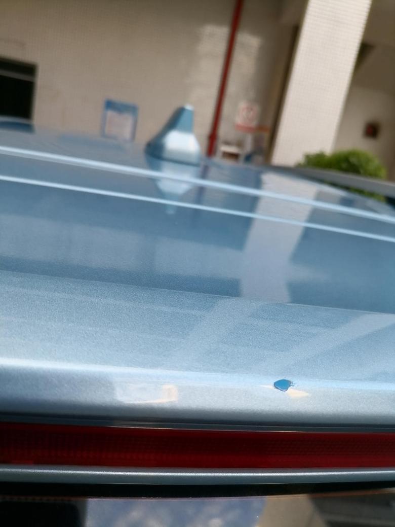 瑞虎5x因为停车的地方不好，车上不知道落了什么东西花了四百大洋去汽车美容店拿车的时候没注意看，过了一个星期今天去洗车的时候看到了，给我补了一个颜色相差那么大的漆。