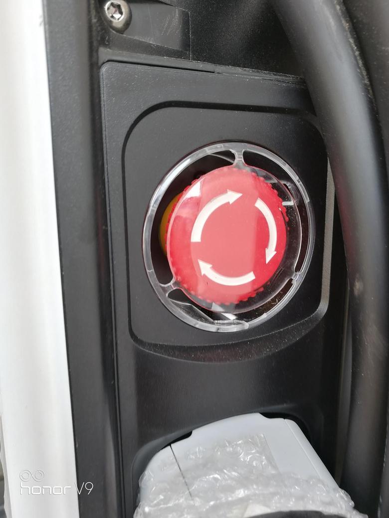 零跑t03充电桩这个红色按钮起什么作用？怎么用？