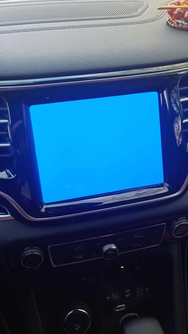 我的车是2020大指挥官四驱夜鹰版，你们谁的车出现过先蓝屏，后黑屏的情况？蓝屏的时候还能听歌，现在就是黑屏状态，重新启动也一样，不过倒车影像还能用！并且感觉屏幕温度比原来要热！