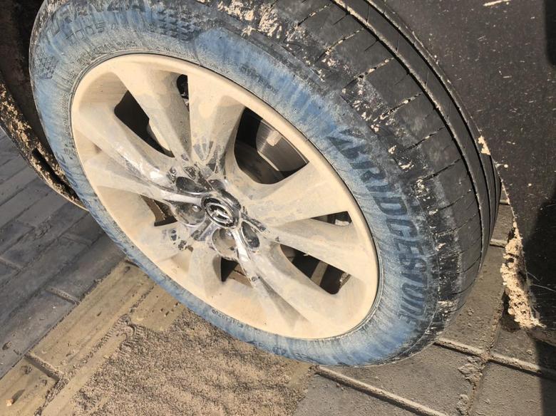马自达cx30 去年12月提的车冬天换了雪地胎三月换的原车胎一直到现在这样发蓝洗完车干了也会发蓝这正常吗？？？