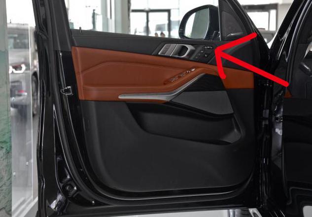 宝马x7来看新X7了，发现主驾驶门板位置有个没见过的“REAR”的按键，原来是可以在主驾驶位置控制后排电动座椅的前后移动，我在想这个功能的使用场景有哪些。