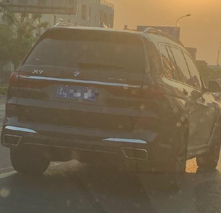 今天早上在天津街上拍到一辆中规宝马X7，已经上完牌了，估计是加价提的车，家里肯定有矿！！！