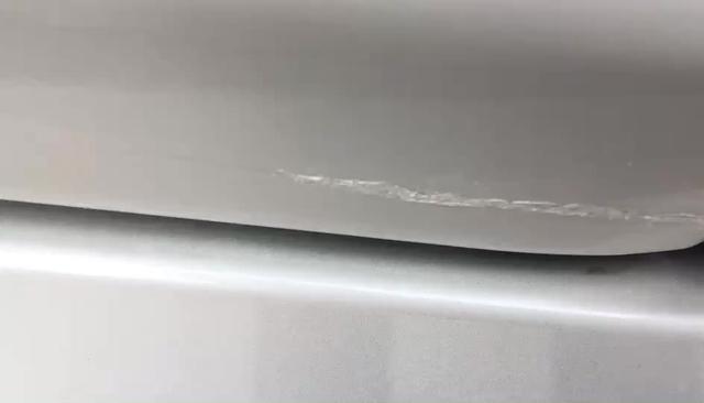 宝马3系gt自己点漆，很差……后来洗掉了，恢复伤口状态……局部怎么修……舍不得原厂漆……无辜的车门，停着被撞