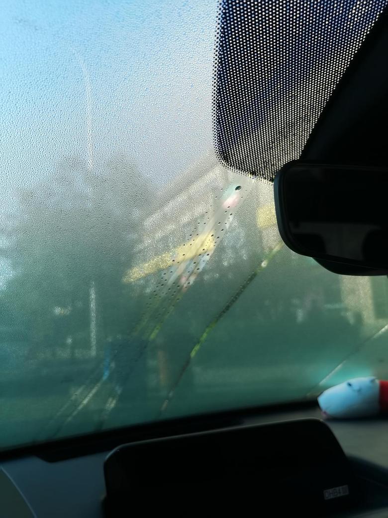 马自达cx30 现在这种天气前挡玻璃都是雾，水蒸气特大，属于正常吗，夜间20来度