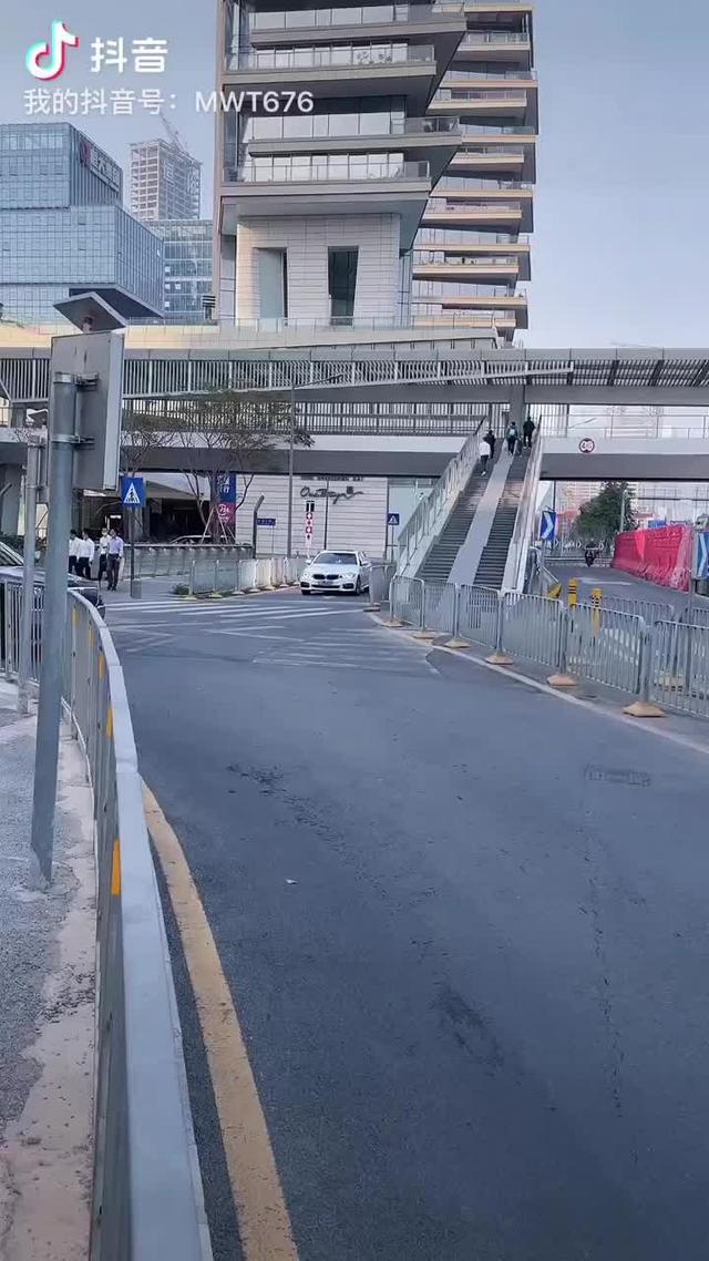 迈巴赫gls在深圳出现一台SUV级别的迈巴赫