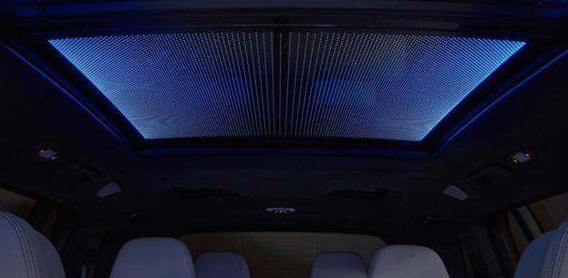 宝马x7之前看过新X7的评测视频，有些人说夜间时X7的车顶有星空顶的豪华感，还有些人说X7的车顶并不是劳斯莱斯那种LED纤维灯光，而是靠氛围灯折射映在车顶后的效果…