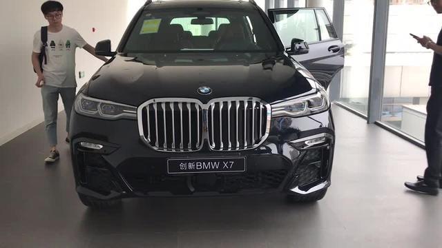 宝马x7创新BMWX7，豪华配置，售价125.8万，提车加价10 20万不等。据说郑州首批到店车已经售罄。