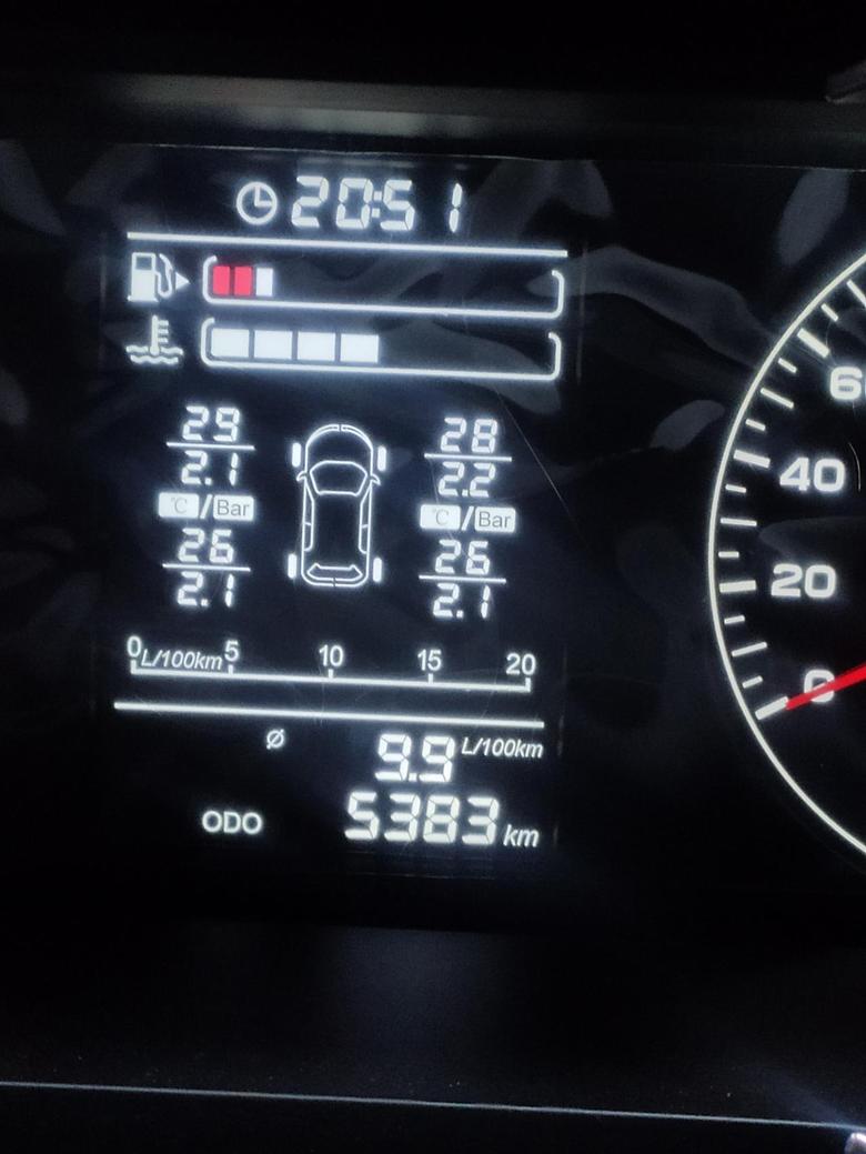 捷途x70实际油耗比表显油耗要多一个。春节期间从6600公里开始到现在11800公里，高速路占一大半。表显最高油耗10.6，实际小熊油耗13.2，表显最低油耗6.0，实际油耗应该7以下。