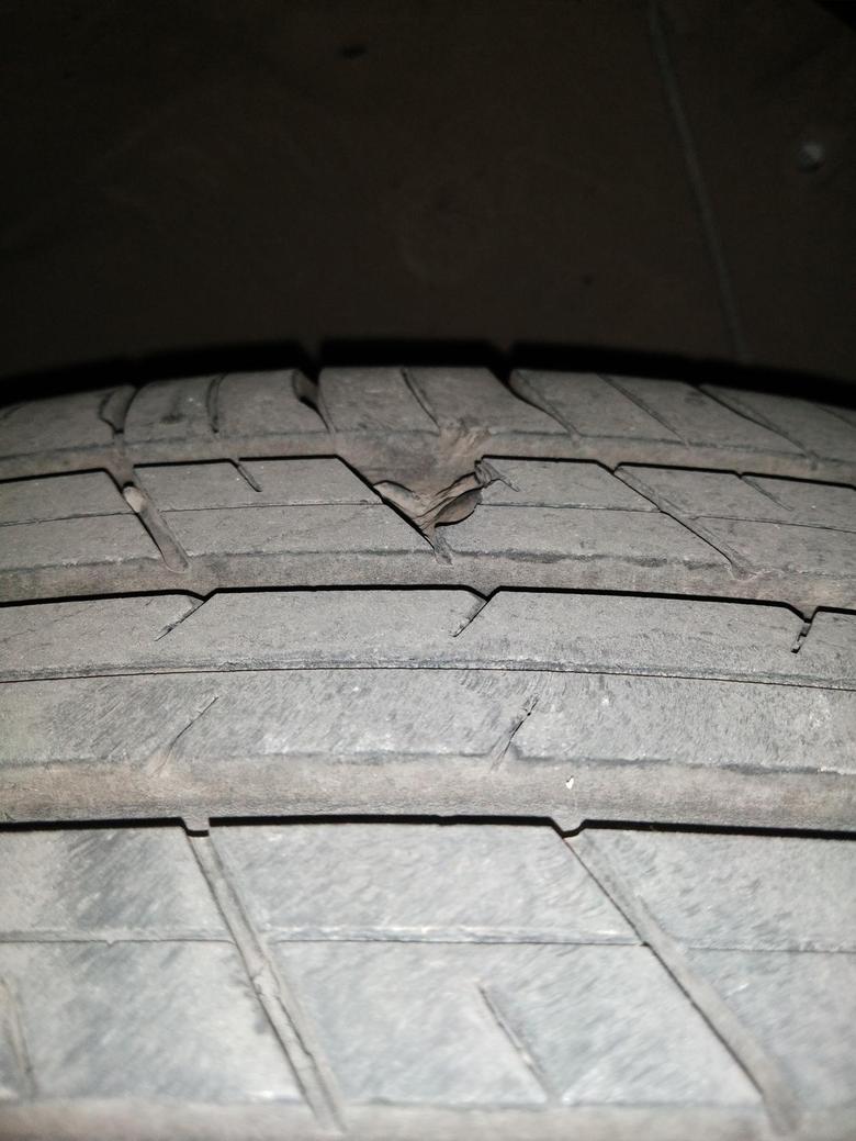 捷途x70这个轮胎是什么牌子的才跑了1万公里轮胎就掉了一块花纹。请问这有什么影响吗，要不要补一下？