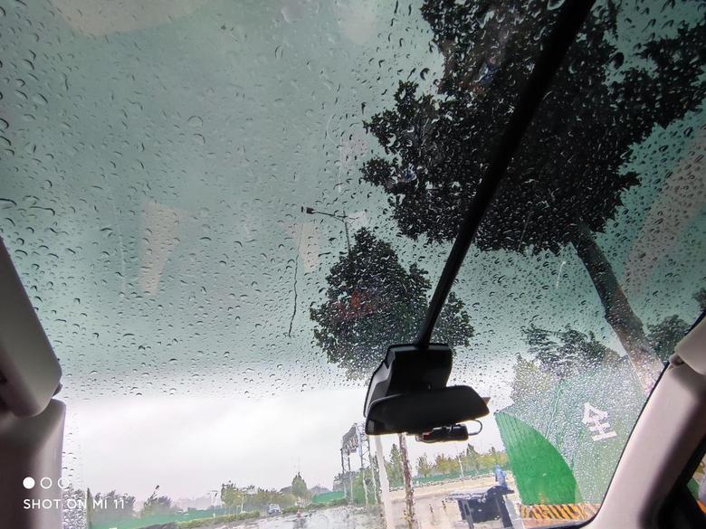 小鹏汽车g3看着雨滴滴在玻璃上，汇集，流下…这就是中年男人最惬意的时光吗？