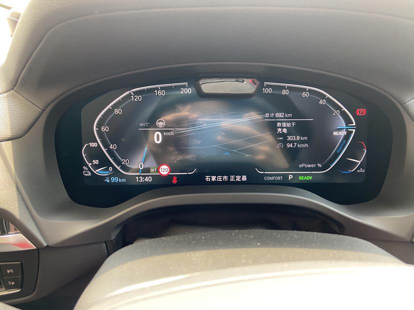 宝马ix3高速跑了300公里，充电前显示还能跑99公里，全程自适应巡航基本120km/h，空调22度，差不多18度电/百公里。开着开着主屏幕中间显示自动驾驶车道那个图没了……黑屏了……两边的表还显示正常，手摸了一下屏，很热……