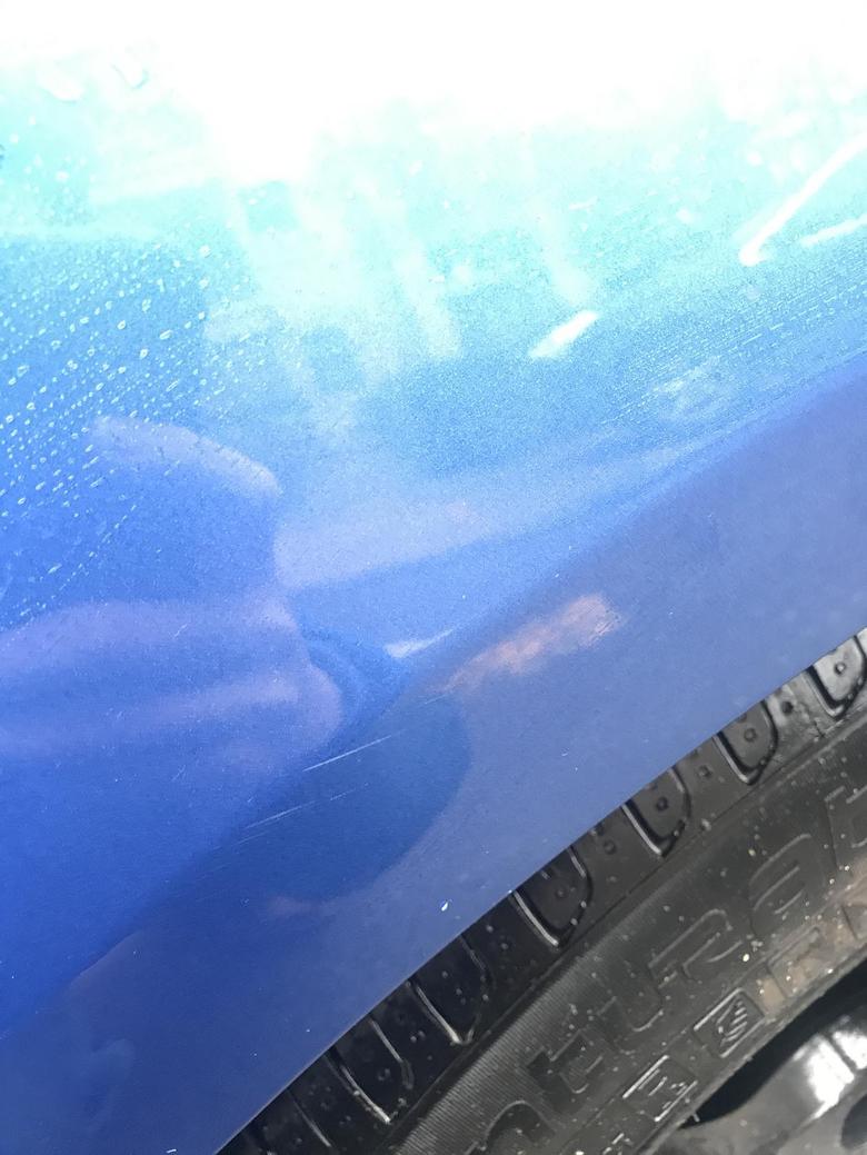 宝马3系gt新车被刮不知道蓝色车漆的底漆是什么颜色，这三条杠摸上去凹凸感还是比较明显的，不知道有没有伤到底漆。另外这是后轮上面的位置，不知道这么是不是塑料件。还请各位车友指点