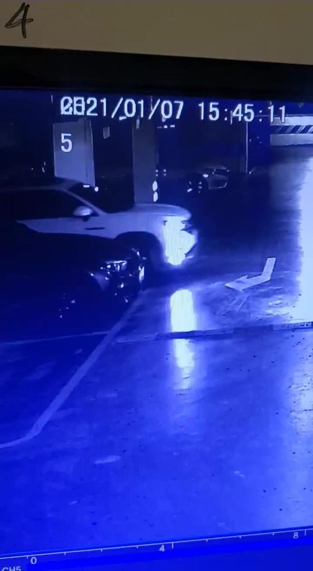 宝马3系gt提车十一天在停车场被人挂了淦!!!!