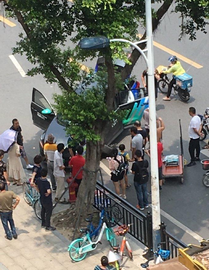 坐标广州，在今天早些时候，有鹏出行网约车有一辆小鹏汽车G3在广州中大南门对开路段疑似发生断轴,从事故现场的图片我们不难发现，周围并没有发生碰撞。​