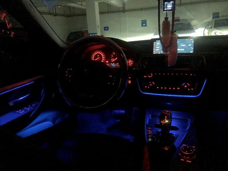 宝马3系GT2019款购车1年口碑评价:原车只有一个颜色的氛围灯，而且不怎么亮，所以换了8色氛围灯，但是个人就换这个蓝色和粉色，其他颜色不怎么喜欢！