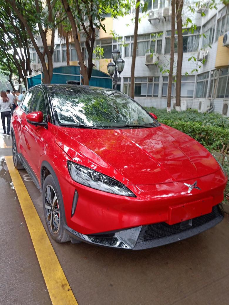 小鹏汽车g3新能源汽车虽然有个别事故，但本人还是喜欢新能源汽车，一来新能源汽车款式好看，环保，科技感强，值得拥有。