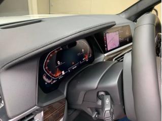 宝马X7配备的BMW智能互联驾驶座舱经过全新设计，第七代BMWiDrive智能人机交互系统结合了先进的BMW智能个人助理，全面革新车内数字化操作，第一次坐进去感觉自己就像好奇宝宝，什么都想试一下啊哈哈哈。