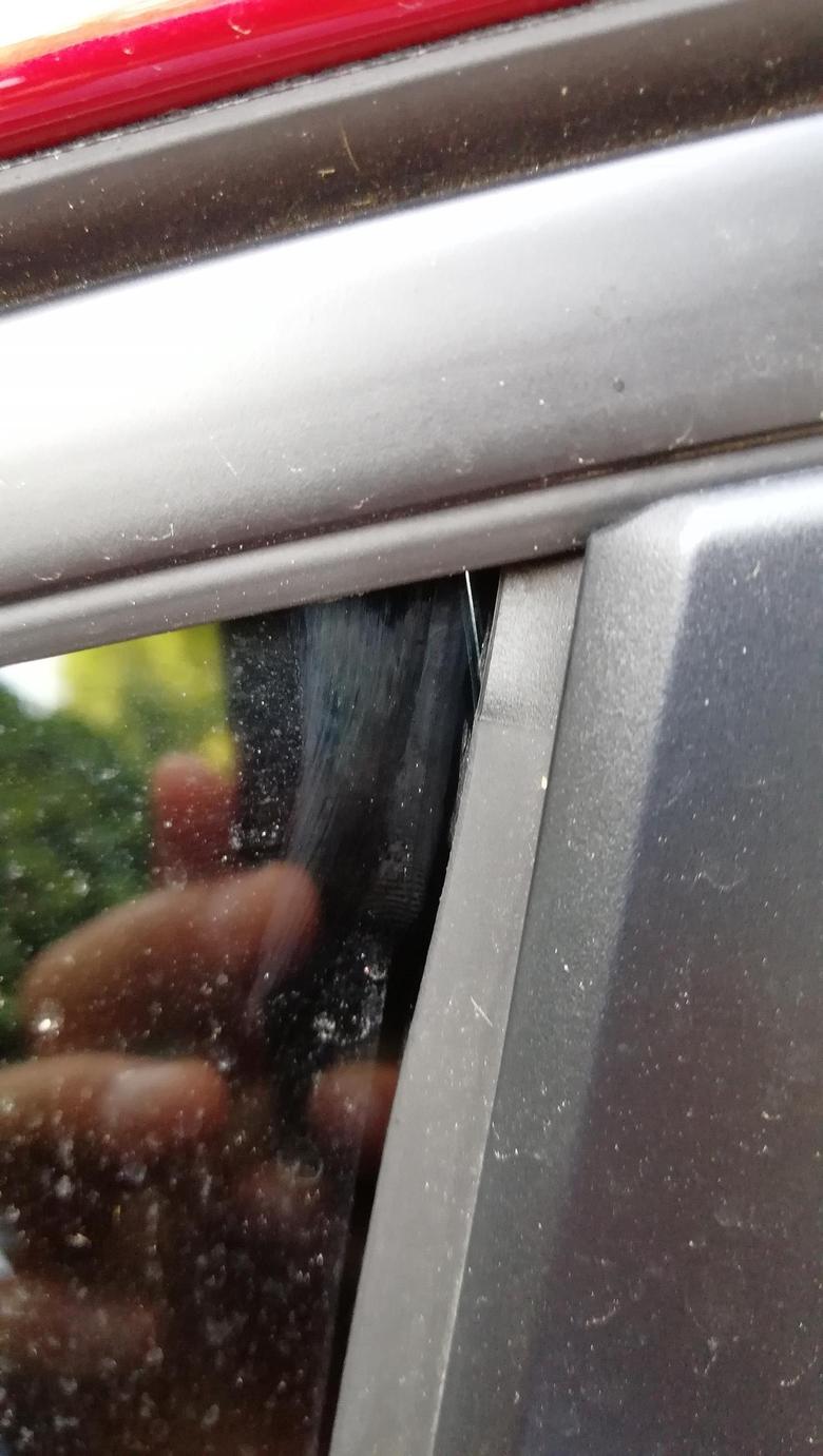 马自达cx30 我的CX30小红椒， 主驾驶车窗右上角B柱旁边，看着像是玻璃刀的那种划痕或者是裂纹，我刚才在车前等待的时候无意中发现的，膜切坏了还是玻璃切坏了？想知道到底是哪一个伤到了？