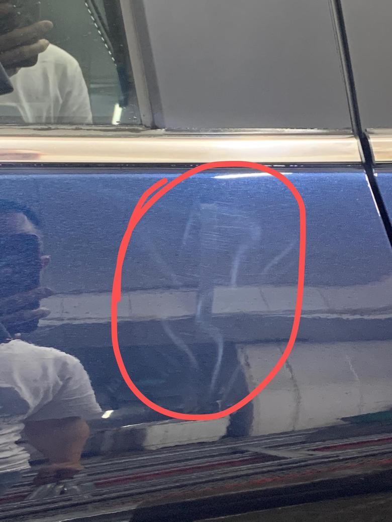 马自达cx30 我的小蓝在提车半个月首次洗车之际发现有后门有一块明显漆面问题，提车那天没发现，今天洗车灯一照很明显求大神该如何解决？