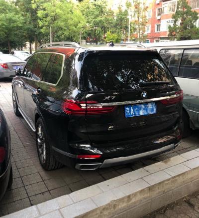 见到上牌的宝马X7了，听说全北京卖出了五辆，难道这就是其中一辆！这车不错，就是有点占停车位！