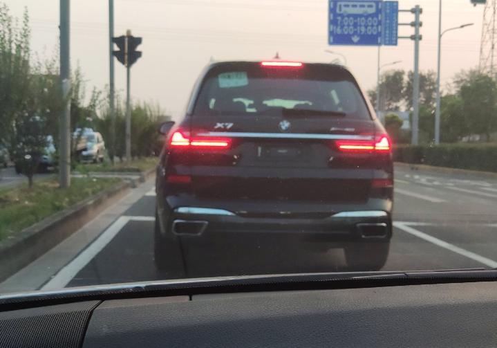 这是宝马X7吧，上市至今第一次见，好高大的车身，跟在它后面，视线完全被挡了，车尾还挺好看的，尾灯真亮啊