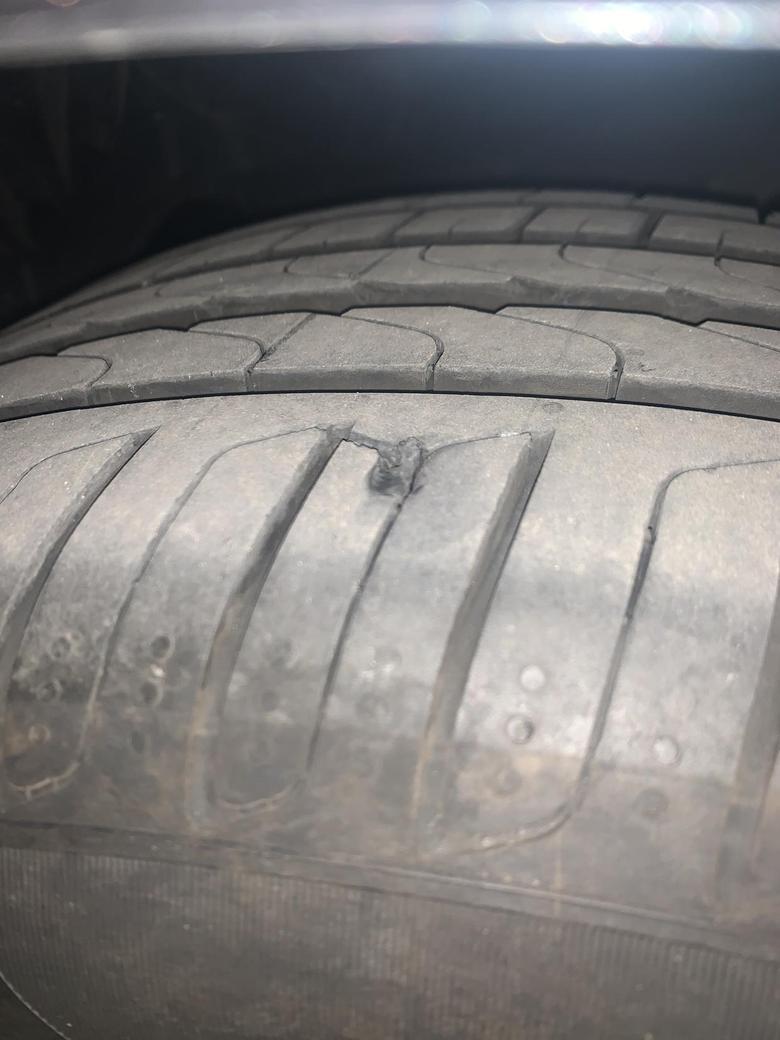 宝马3系gt用车不到一个月，原车轮胎就掉了一块橡胶，原厂倍耐力，和胎压有关系么？还是防爆胎就这样？太硬然后掉橡胶？