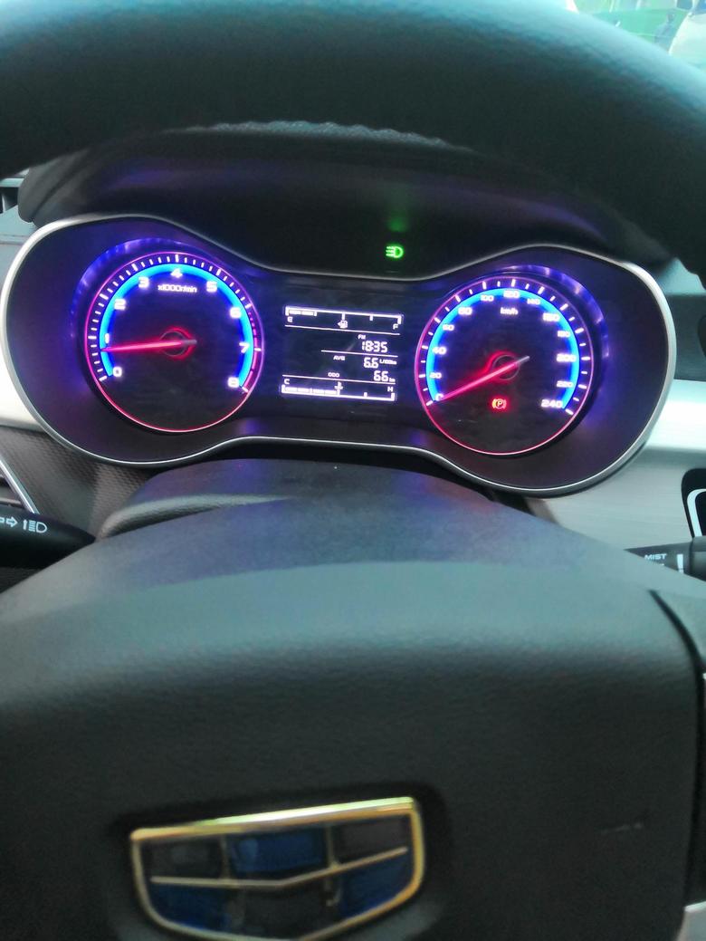 吉利远景2018手动天窗幸福版，白天开车，这个绿灯是啥意思？
