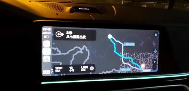宝马x7感谢车友分享的最新ID7系统20/7的版本的CarPlay苹果自带地图可以投屏到仪表跟HUD上面！