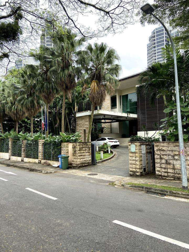 新加坡意大利使馆，用车为Giulia200